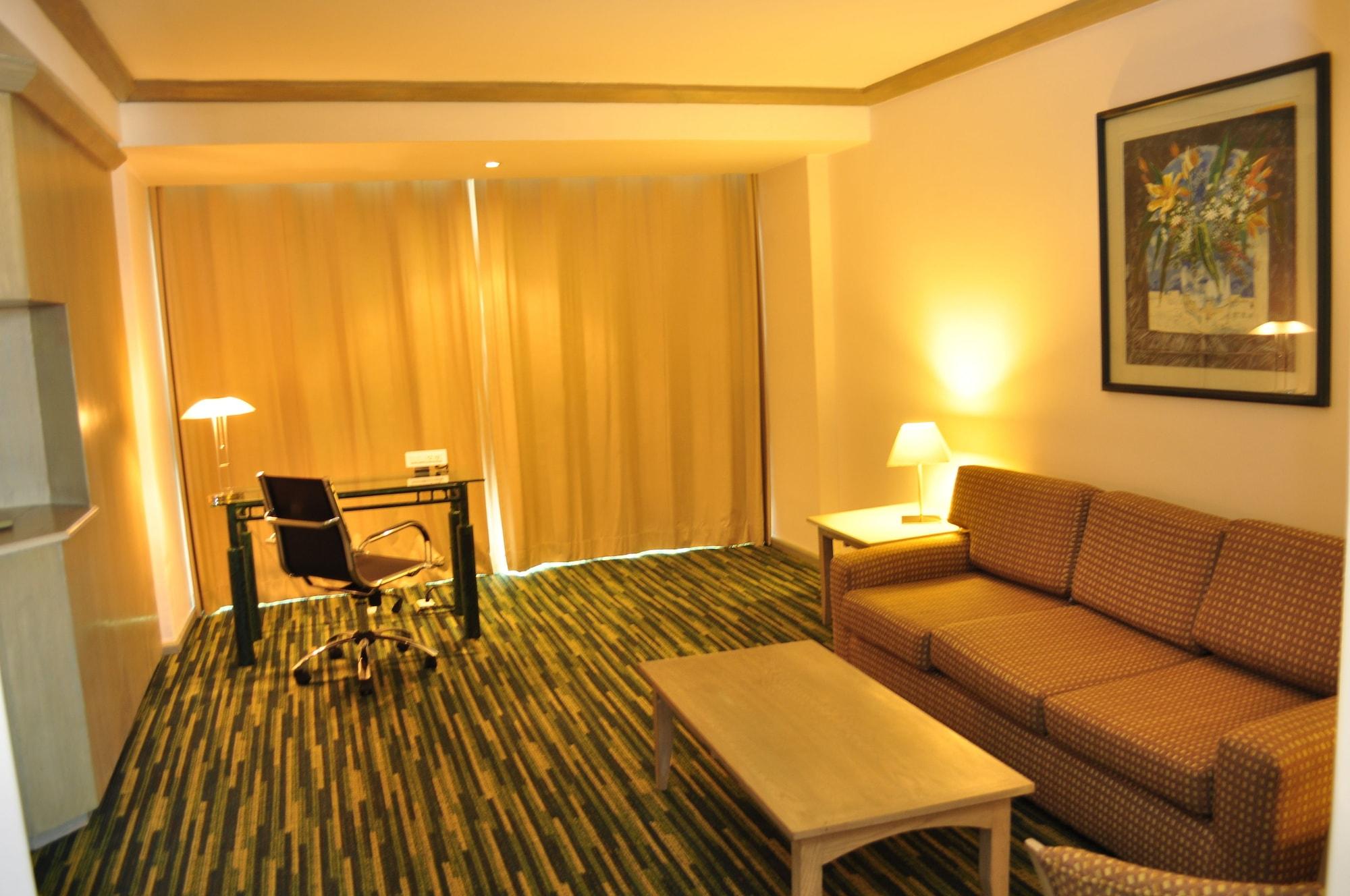 Radisson Paraiso Hotel Mexikóváros Kültér fotó A living room in a typical hotel suite