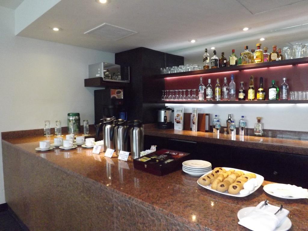 Radisson Paraiso Hotel Mexikóváros Kültér fotó The bar at the lounge