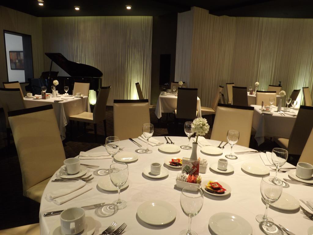 Radisson Paraiso Hotel Mexikóváros Kültér fotó The interior of the restaurant
