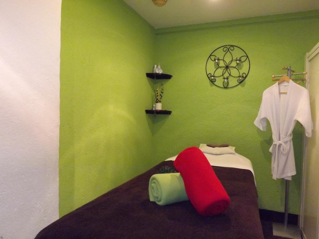 Radisson Paraiso Hotel Mexikóváros Kültér fotó A massage room at a spa