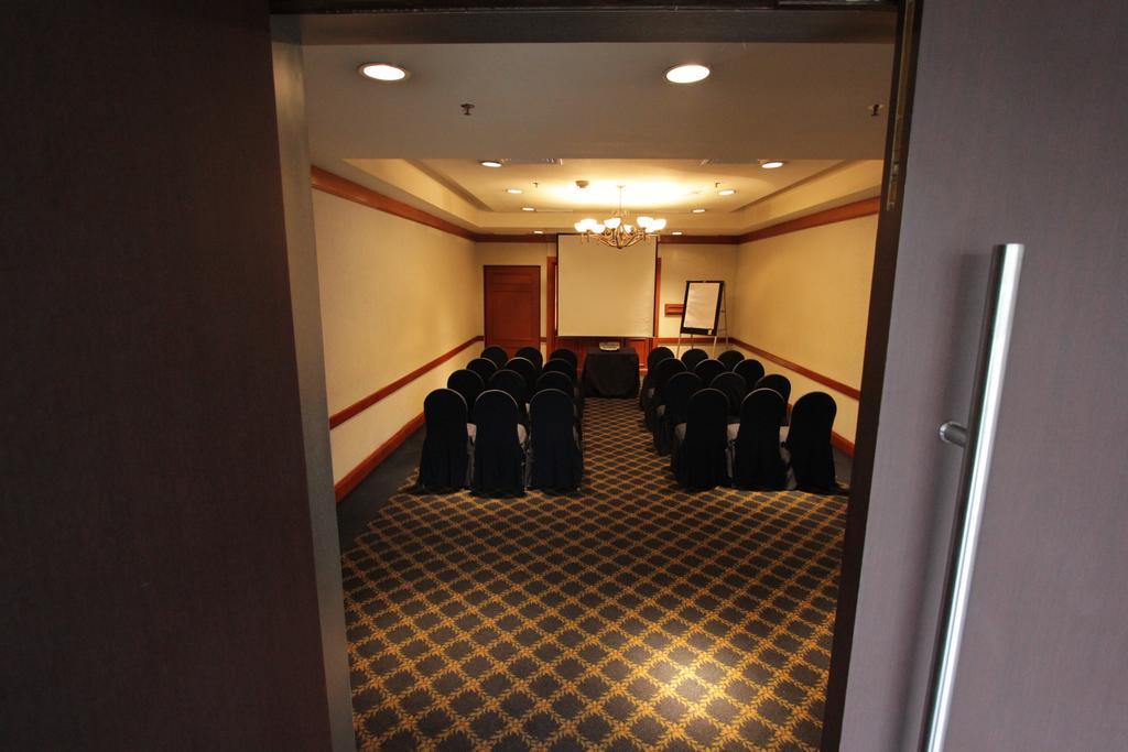 Radisson Paraiso Hotel Mexikóváros Kültér fotó A meeting room at a hotel