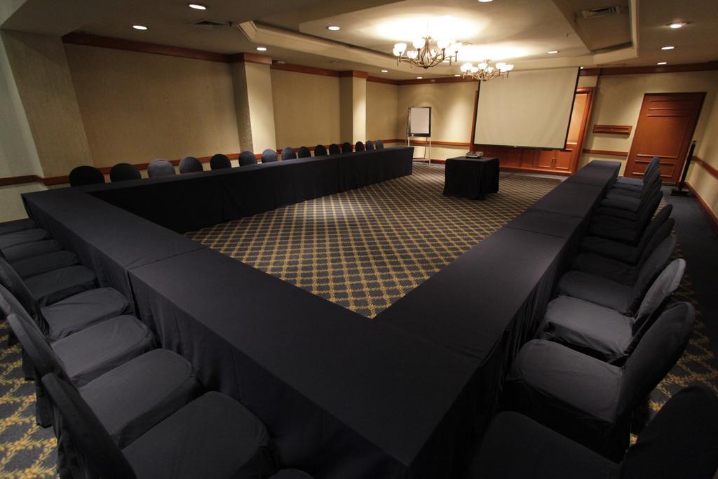 Radisson Paraiso Hotel Mexikóváros Kültér fotó A meeting room at the hotel