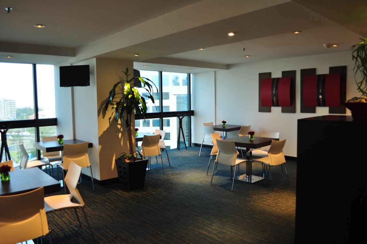 Radisson Paraiso Hotel Mexikóváros Kültér fotó The lounge at the airport